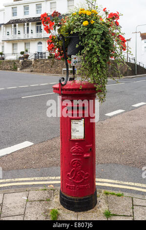 Un pilier fort rouge de style édouardien à Sidmouth, Devon un affichage floral monté sur c'est top. Banque D'Images