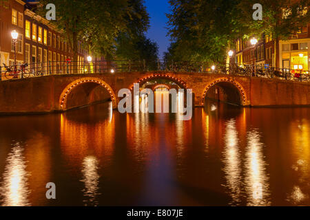 Nuit vue sur la ville d'Amsterdam les canaux et sept ponts, Hollande, Pays-Bas. Banque D'Images