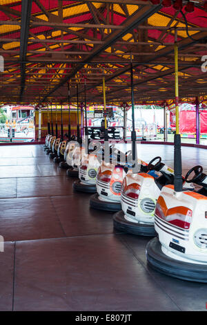 La ville de Sidmouth, Devon, Angleterre. Une patinoire Dodgems à Anderton & Rowlands de foire dans Sidmouth en attente d'ouvrir. Banque D'Images