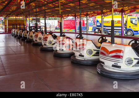 La ville de Sidmouth, Devon, Angleterre. Une patinoire Dodgems à Anderton & Rowlands de foire dans Sidmouth en attente d'ouvrir. Banque D'Images