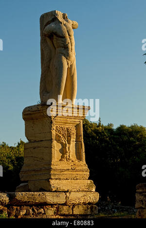 Des statues de géants et de tritons dans l'Agora antique d'Athènes dans la lumière d'or Banque D'Images