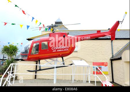 Fin des terres d'ambulance aérienne par hélicoptère du centre d'exposition statique Cornwall England uk Banque D'Images