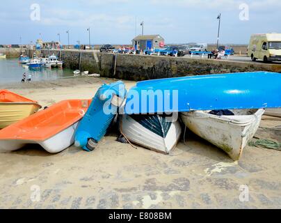 Les petites barques sur la terre ferme le port de Newquay Angleterre uk Banque D'Images