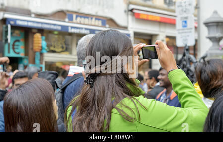 Bruxelles, Belgique - 21 septembre 2013 : les touristes étrangers prennent des photos de Manneken Pis, la plupart photographiés dans le petit monument Banque D'Images