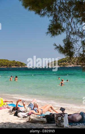 Le soleil couché sur la plage de Formentor en Majorque Banque D'Images