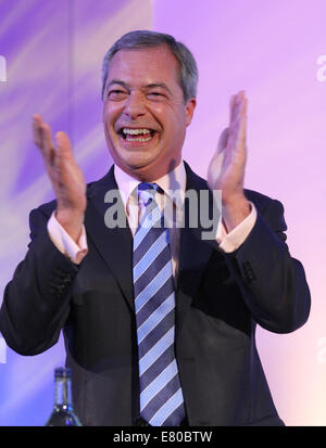 NIGEL Farage, député européen conservateur INSOUCIANT MARQUE MP 27 septembre 2014 HIPPODROME DE DONCASTER DONCASTER YORKSHIRE ANGLETERRE Banque D'Images