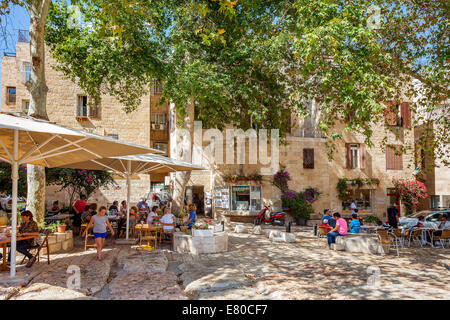 Petite place avec des boutiques de souvenirs, bars et restaurants en plein air à l'ombre des arbres dans le quartier juif de Jérusalem, Israël. Banque D'Images