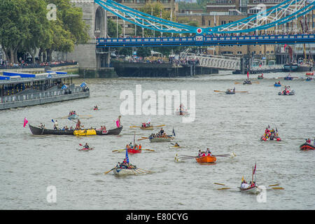 Un bateau est bloqué sur une bouée d'amarrage. Le grand fleuve Race, London's River Marathon (aussi connu sous le nom de UK bateau traditionnel) - un championnat 21.6 Miles boat race jusqu'à la rivière Thames à partir de London Docklands à Ham à Surrey. Il attire plus de 300 équipages venus du monde entier et fait appel à tous les niveaux de concurrent de ceux qui aiment le plaisir, fantaisie et de charité des cascades, à de graves les sportifs. Tamise, Londres, 27 septembre 2014. Banque D'Images