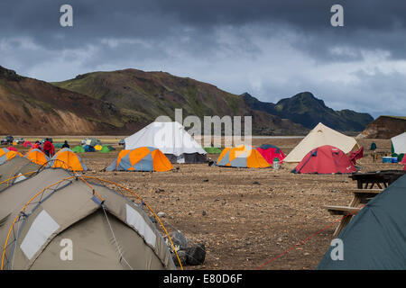 Camp de base dans la région de Landmannalaugar, Islande, Europe. Banque D'Images