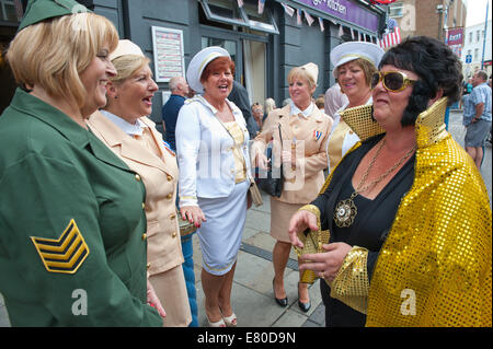 Porthcawl, Glamorgan, Pays de Galles, Royaume-Uni. 27 Septembre, 2014. L'usure des fans d'Elvis fancy dress. Des dizaines de milliers de fans d'Elvis Presley descendre sur la petite ville balnéaire de Porthcawl gallois dans le sud du Pays de Galles pour trois jours de célébration de toutes les choses Elvis et d'écouter Elvis Tribute artistes au plus grand festival du genre en Europe. Credit : Graham M. Lawrence/Alamy Live News. Banque D'Images