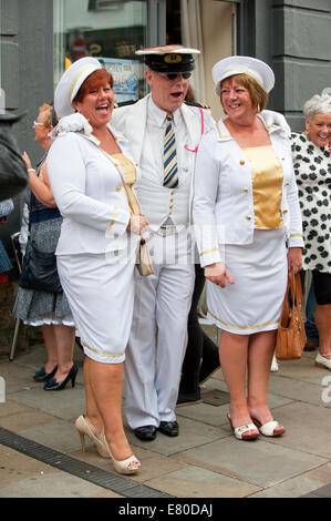 Porthcawl, Glamorgan, Pays de Galles, Royaume-Uni. 27 Septembre, 2014. L'usure des fans d'Elvis fancy dress. Des dizaines de milliers de fans d'Elvis Presley descendre sur la petite ville balnéaire de Porthcawl gallois dans le sud du Pays de Galles pour trois jours de célébration de toutes les choses Elvis et d'écouter Elvis Tribute artistes au plus grand festival du genre en Europe. Credit : Graham M. Lawrence/Alamy Live News. Banque D'Images