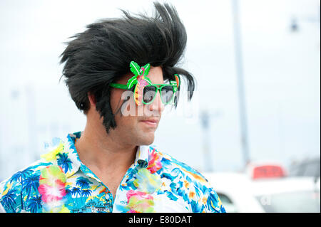 Porthcawl, Glamorgan, Pays de Galles, Royaume-Uni. 27 Septembre, 2014. L'usure des fans d'Elvis fancy dress. Des dizaines de milliers de fans d'Elvis Presley descendre sur la petite ville balnéaire de Porthcawl gallois dans le sud du Pays de Galles pour trois jours de célébration de toutes les choses Elvis et d'écouter Elvis Tribute artistes au plus grand festival du genre en Europe. Credit : Graham M. Lawrence/Alamy Live News. Banque D'Images