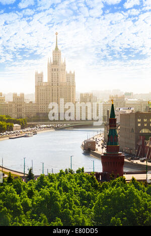 Journée ensoleillée vue sur Kotelnicheskaya embankment Banque D'Images