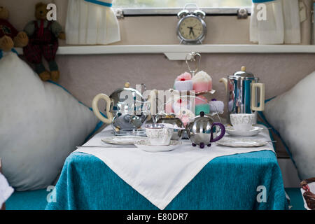 L'intérieur d'un camping-car Volkswagen 1966 set de table pour deux avec petits gâteaux Banque D'Images