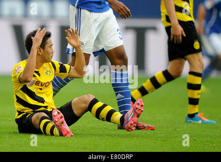 Gelsenkirchen, Allemagne. 27 Sep, 2014. Le Dortmund Shinji Kagawa réagit au cours de la Bundesliga match de football entre le FC Schalke 04 et le Borussia Dortmund au Veltins Arena à Gelsenkirchen, Allemagne, 27 septembre 2014. Photo : Jonas Guettler/dpa (ATTENTION : Les limites de l'utilisation et DFL publication d'images séquentielles sur l'internet et autres médias en ligne pendant le match sur 15 photos par jeu.)/dpa/Alamy Live News Banque D'Images