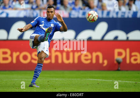 Gelsenkirchen, Allemagne. 27 Sep, 2014. Eric Maxim Choupo-Moting Schalke passe le ballon au cours de la Bundesliga match de football entre le FC Schalke 04 et le Borussia Dortmund au Veltins Arena à Gelsenkirchen, Allemagne, 27 septembre 2014. Photo : Jonas Guettler/dpa (ATTENTION : Les limites de l'utilisation et DFL publication d'images séquentielles sur l'internet et autres médias en ligne pendant le match sur 15 photos par jeu.)/dpa/Alamy Live News Banque D'Images