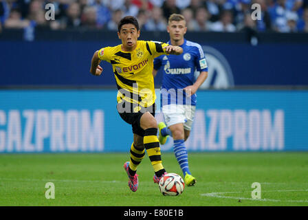 Gelsenkirchen, Allemagne. 27 Sep, 2014. Le Dortmund Shinji Kagawa en action au cours de la Bundesliga match de football entre le FC Schalke 04 et le Borussia Dortmund au Veltins Arena à Gelsenkirchen, Allemagne, 27 septembre 2014. Photo : Jonas Guettler/dpa (ATTENTION : Les limites de l'utilisation et DFL publication d'images séquentielles sur l'internet et autres médias en ligne pendant le match sur 15 photos par jeu.)/dpa/Alamy Live News Banque D'Images