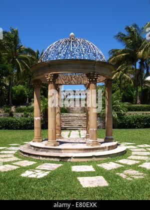 Magnifique pavillon avec fer forgé au travail le cloître aux Bahamas Banque D'Images