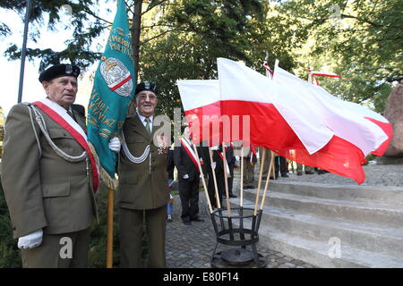 Gdansk, Pologne 27, septembre 2014 Le Jour de l'État polonais clandestin est commémoré 75 ans après l'activité clandestine a été lancé en Pologne occupée par les Nazis. Vétérans DE LA SECONDE GUERRE MONDIALE prennent part à la cérémonie en vertu de l'État polonais clandestin monument à Gdansk. Credit : Michal Fludra/Alamy Live News Banque D'Images