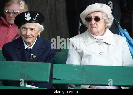 Gdansk, Pologne 27, septembre 2014 Le Jour de l'État polonais clandestin est commémoré 75 ans après l'activité clandestine a été lancé en Pologne occupée par les Nazis. Vétérans DE LA SECONDE GUERRE MONDIALE prennent part à la cérémonie en vertu de l'État polonais clandestin monument à Gdansk. Credit : Michal Fludra/Alamy Live News Banque D'Images