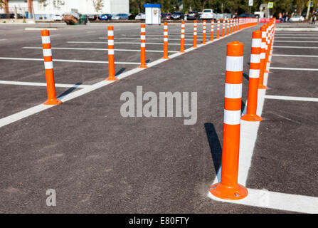 Lignes de circulation blanc avec un passage pour piétons sur un parking d'asphalte gris Banque D'Images