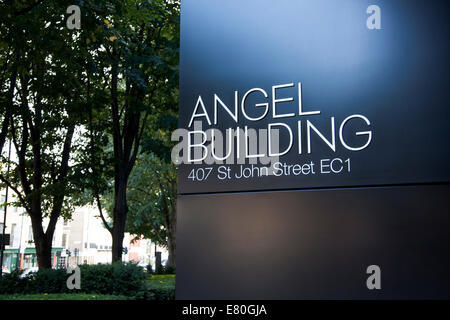 Londres, Angleterre - réaménagement du bâtiment moderne Angel sur 407 St John Street EC1V, plaque avant Banque D'Images