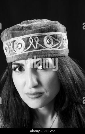 Femme portant chapeau traditionnel du Moyen-Orient Banque D'Images