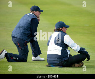 Gleneagles, Sangüesa, Perthshire, en Écosse. 27 Sep, 2014. La Ryder Cup. Phil Mickelson [USA] regarde l'action pendant samedi quatuors. Credit : Action Plus Sport/Alamy Live News Banque D'Images