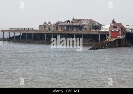 Birnbeck Pier à Weston-Super-Mare, Somerset UK qui a été fermée depuis 1994 et est maintenant l'abandon. Banque D'Images