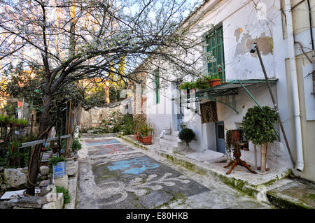 Maisons traditionnelles en Plaka en vertu de l'acropole d'Athènes, Grèce, Banque D'Images