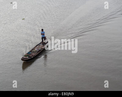 Homme transportant des marchandises sur la rivière du Mékong, Can Tho, Vietnam Banque D'Images