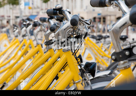 Rangée de stationner des vélos de location ou location à La Rochelle sur la côte Atlantique de la France Banque D'Images