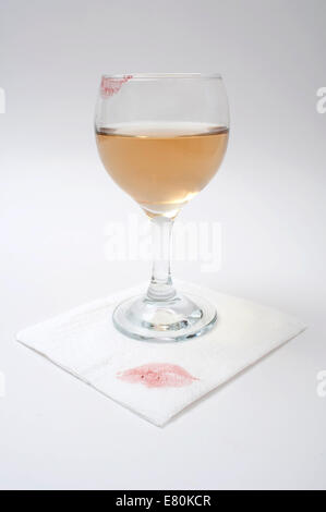 Verre de vin sur une serviette en papier. Banque D'Images