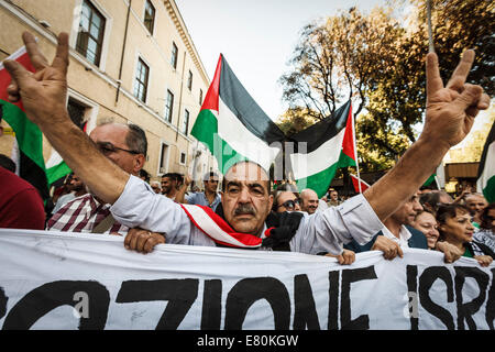 Pro-Palestinian manifestants crier des slogans lors d'une manifestation à Rome pour dénoncer la campagne militaire d'Israël à Gaza et pour montrer leur soutien au peuple palestinien. Des milliers de personnes à Rome se sont mobilisées pour exprimer leur protestation contre l'opération militaire israélienne à Gaza et à la demande de 'justice et liberté" pour la Palestine. Credit : Giuseppe Ciccia/Pacific Press/Alamy Live News Banque D'Images