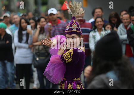 Sao Paulo, Brésil. 27 Sep, 2014. Une actrice au cours de danses de l'Institut Confucius Jour à Sao Paulo, Brésil, le 27 septembre 2014. Credit : Jorge Villegas/Xinhua/Alamy Live News Banque D'Images