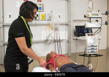 Calgary, Alberta, Canada, 27 sept., 2014. Le Dr Shirmee Doshi démontre l'utilisation d'un système informatisé de mannequin pédiatrique dans le nouveau KidSIM Centre à l'Hôpital pour enfants de l'Alberta pendant les Portes Ouvertes YYC. L'installation d'avant-garde, le plus grand centre de simulation pédiatrique au Canada, fournit aux praticiens et aux familles de patients atteints d'une expérience clinique simulée aussi près que possible des situations de vie. Banque D'Images