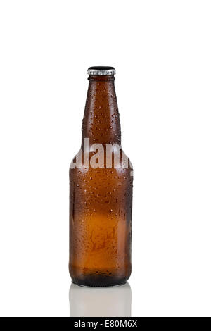 Verticale de l'image gros plan d'une seule bouteille de bière brune froide non ouvert couvert de rosée sur blanc avec reflet Banque D'Images