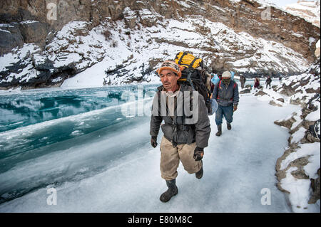 Les portiers sont tirant des trekkers assurance sur la rivière Zanskar trek Chadar pendant Banque D'Images