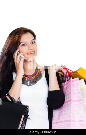 Belles Dames indiennes parler Shopping phone Banque D'Images