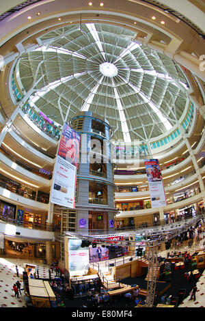 Boutiques et plafond à Suria KLCC commercial city centre à Kuala Lumpur, Malaisie Banque D'Images