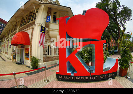 Coeur rouge dans le J'aime KL ststue en dehors de la galerie de la ville de Kuala Lumpur à Kuala Lumpur, Malaisie Banque D'Images
