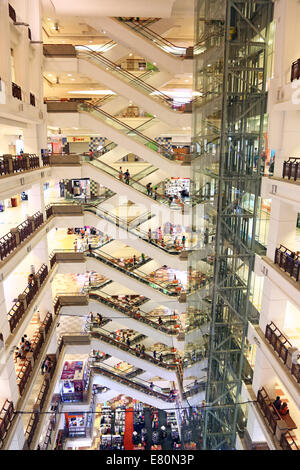 Escaliers mécaniques à l'Barjaya Times Square centre commercial du centre-ville de Kuala Lumpur, Malaisie Banque D'Images