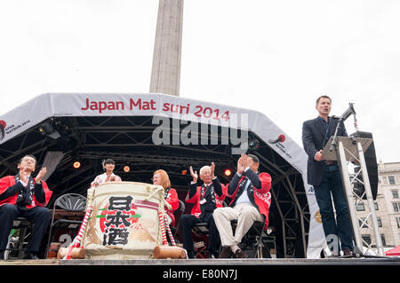 Londres, Royaume-Uni, 27 septembre 2014. La sixième Japon Matsuri a lieu à Trafalgar Square en face d'un auditoire de milliers de Londoniens. Le festival annuel présente de nombreux aspects de la culture japonaise. Présenté : Le très honorable Jeremy Hunt MP, Secrétaire d'État à la santé, donne un discours lors de la cérémonie d'ouverture. Crédit : Stephen Chung/Alamy Live News Banque D'Images