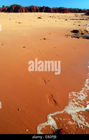 L'empreinte solitaire sur la plage à James Price Point, la péninsule de Dampier, Kimberley, Australie occidentale Banque D'Images