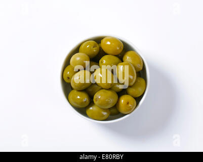 Bol d'olives vertes en saumure Banque D'Images