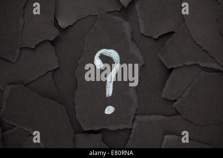 Point d'interrogation. Morceaux de papier noir et point d'interrogation. Noir et blanc. Close-up. Banque D'Images