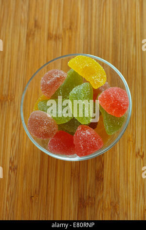 Bonbons Jelly dans un bol en verre. Close-up. La netteté de l'image étonnante. Rendu de couleur moyen format et la qualité de l'image. Banque D'Images