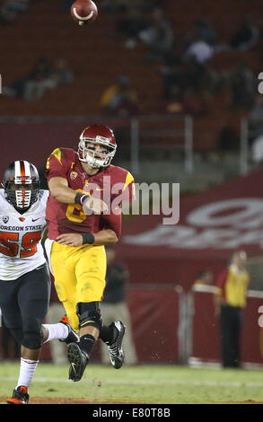 Los Angeles, CA, c.-à-d. USA. 27 Sep, 2014. 28 septembre 2014 : les castors de l'état de l'Oregon et de l'USC Trojans, le Coliseum de Los Angeles, CA. Cody Kessler n°6 un jet de saut. Crédit : Peter Renner and Co/ZUMA/ZUMAPRESS.com/Alamy fil Live News Banque D'Images