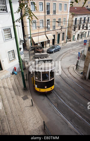 Le tramway n°28 vintage traditionnel dans la vieille ville de Lisbonne au Portugal. Banque D'Images