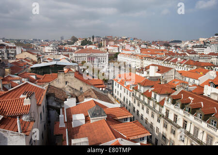 Vue sur Lisbonne, la capitale et la plus grande ville du Portugal. Au milieu de la place Rossio. Banque D'Images